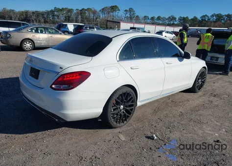 2016 Mercedes-Benz C 300 z USA, uszkodzony, nr VIN 55SWF4JB0GU099638